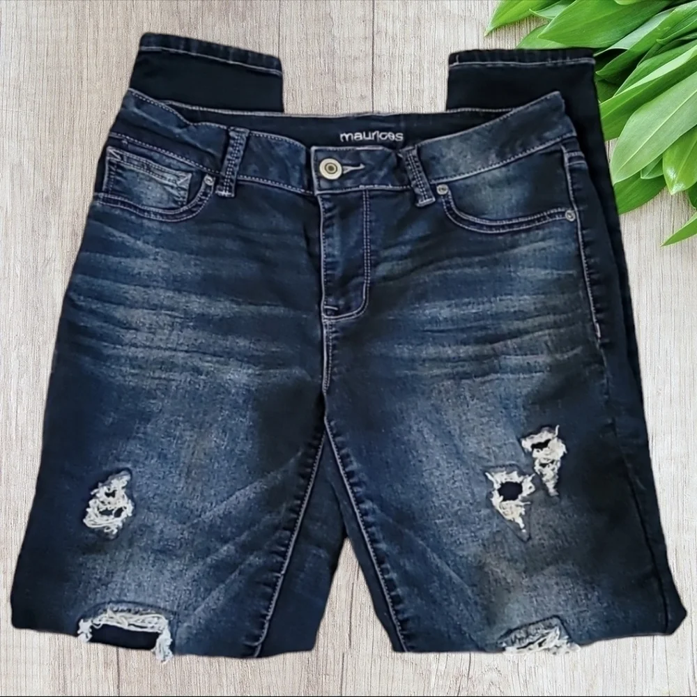 MAURICES Dark Wash Distressed Jeans size Medium Regular